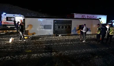 Gece Yarısı Devrilen Yolcu Otobüsünde Can Pazarı: 40 Kişi Yaralandı!