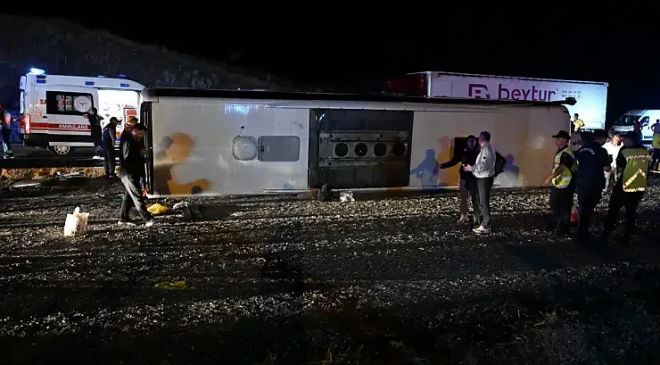 Gece Yarısı Devrilen Yolcu Otobüsünde Can Pazarı: 40 Kişi Yaralandı!
