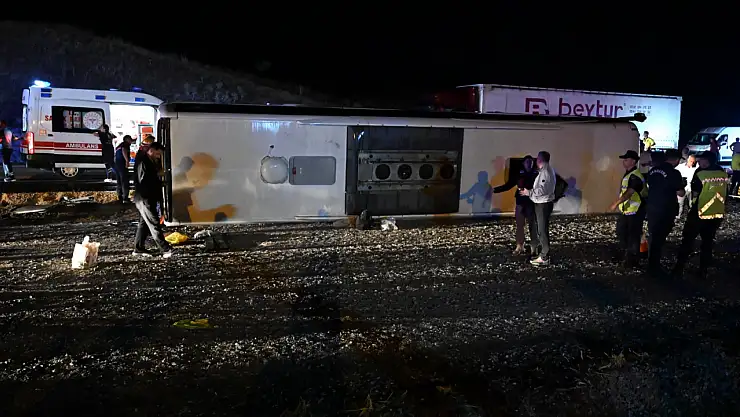 Gece Yarısı Devrilen Yolcu Otobüsünde Can Pazarı: 40 Kişi Yaralandı!