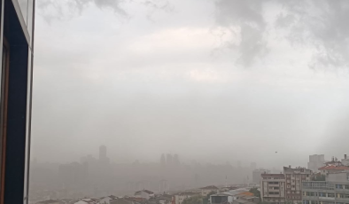 Hava Aniden Karardı, İstanbul’u Fırtına Esir Aldı: Ağaçlar Devrildi, Çatılar Uçtu