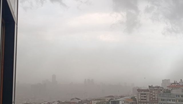 Hava Aniden Karardı, İstanbul’u Fırtına Esir Aldı: Ağaçlar Devrildi, Çatılar Uçtu