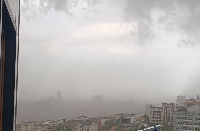 Hava Aniden Karardı, İstanbul’u Fırtına Esir Aldı: Ağaçlar Devrildi, Çatılar Uçtu