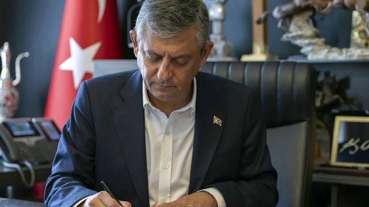 Yeni Parti’nin Grup Başkanvekilleri Belli Oldu: Özgür Özel A Takımını Korumayı Tercih Etti