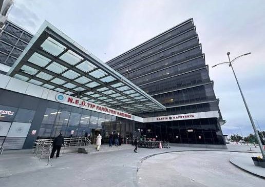 KONYA’DA AKADEMİK VE İNSANİ SKANDAL: NECMETTİN ERBAKAN ÜNİVERSİTESİ ACİL GİRİŞİNDE KANATLI ETİ REZALETİ!