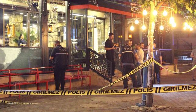 Adana’da Kebapçıya Kurşun Yağdırdılar: Müşterilerin Üzerine Ateş Açıldı, 4 Kişi Yaralandı!