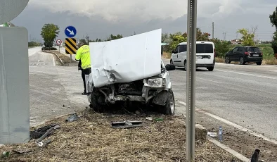 Konya Merkezde Kavşak Savaş Alanına Döndü: 2 Otomobil Çarpıştı, 1’i Ağır 5 Yaralı!