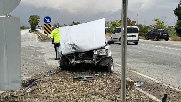 Konya Merkezde Kavşak Savaş Alanına Döndü: 2 Otomobil Çarpıştı, 1’i Ağır 5 Yaralı!