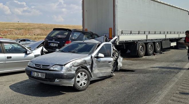 Afyonkarahisar’da Anız Kabusu Kazaya Davetiye Çıkardı: Duman Görüşü Kapatınca 13 Araç Birbirine Girdi!