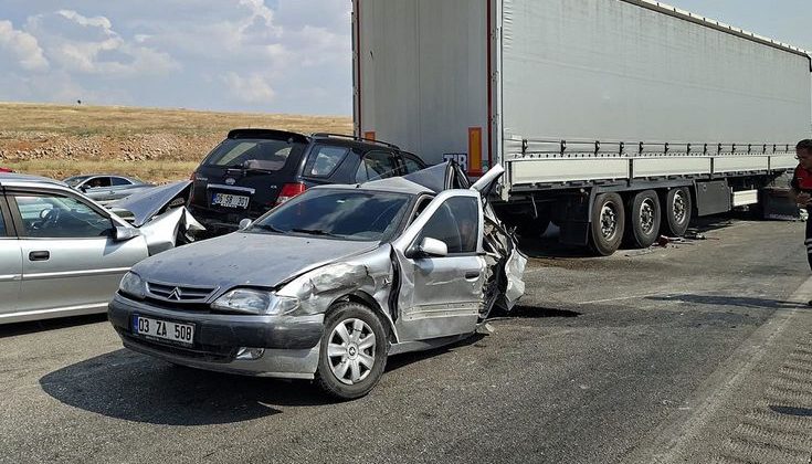 Afyonkarahisar’da Anız Kabusu Kazaya Davetiye Çıkardı: Duman Görüşü Kapatınca 13 Araç Birbirine Girdi!