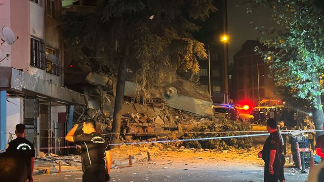 Bahçelievler’de Korkutan Çökme! Dün Boşaltılan 6 Katlı Bina Büyük Bir Gürültüyle Çöktü