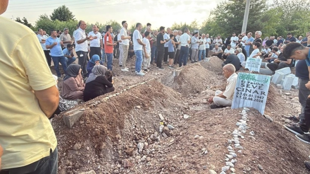Diyarbakır’da Yürek Yakan Manzara: 5 Kardeş ve 2 Yeğen Yan Yana Toprağa Verildi!