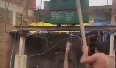 Hindistan’da İnek Öfkesi: Elektrik Akımına Kapılan İneğin Ölümü Köylüleri Sokağa Döktü!
