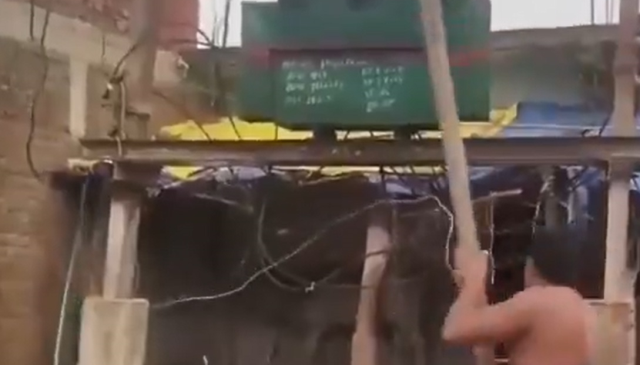 Hindistan’da İnek Öfkesi: Elektrik Akımına Kapılan İneğin Ölümü Köylüleri Sokağa Döktü!