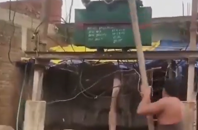 Hindistan’da İnek Öfkesi: Elektrik Akımına Kapılan İneğin Ölümü Köylüleri Sokağa Döktü!