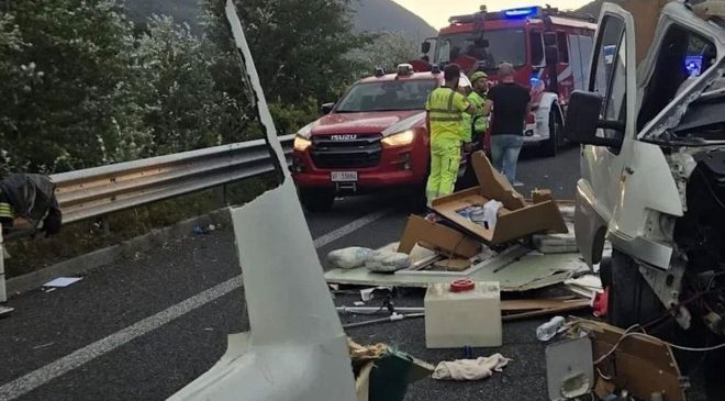 İtalya’da Turist Otobüsünün Karıştığı Dehşet Kaza: 6 Ölü, 34 Yaralı!