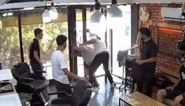 Çiğli’de Berberde Dehşet Anları: Bıçaklı Saldırganı Müşteri Tek Yumrukla Devirdi!