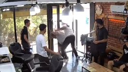 Çiğli’de Berberde Dehşet Anları: Bıçaklı Saldırganı Müşteri Tek Yumrukla Devirdi!