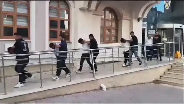 Konya’da Film Gibi Soygun Son Buldu! Sahte Plakalı, Maskeli 5 Soyguncu Adalete Teslim Edildi