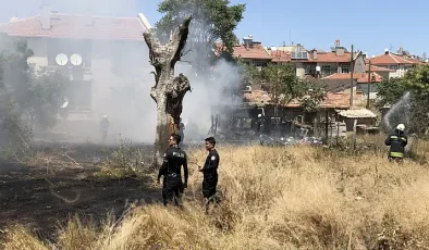 Meram’da Evlerin Yanı Başında Yangın Paniği: Alevler Bitişikteki Binalara Sıçramadan Söndürüldü!