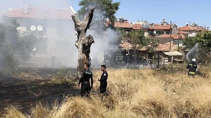 Meram’da Evlerin Yanı Başında Yangın Paniği: Alevler Bitişikteki Binalara Sıçramadan Söndürüldü!