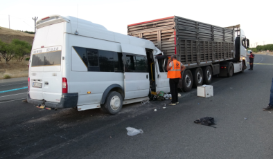 Malatya’da Feci Kaza: Tarım İşçilerini Taşıyan Minibüs Tırın Altına Girdi! 3’ü Ağır 19 Yaralı