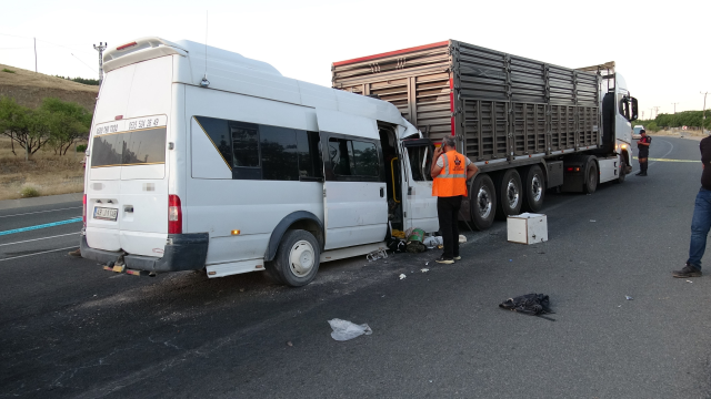 Malatya’da Feci Kaza: Tarım İşçilerini Taşıyan Minibüs Tırın Altına Girdi! 3’ü Ağır 19 Yaralı
